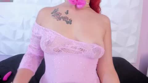 Snapshot of roxy_medina chatting on 10.15.25 Roxy online show from 10.15.25
