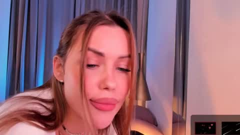 Snapshot of roxy_wet chatting on 03.06.25 Roxy follow me online show from 03.06.25