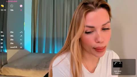 Snapshot of roxy_wet chatting on 09.21.25 Roxy follow me online show from 09.21.25
