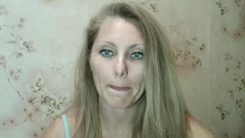 Snapshot of roxyfox18x01 chatting on 09.21.25 roxyfox18x01 online show from 09.21.25