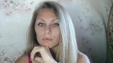 Snapshot of roxyfox18x01 chatting on 09.25.25 roxyfox18x01 online show from 09.25.25