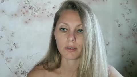 Snapshot of roxyfox18x01 chatting on 09.26.25 roxyfox18x01 online show from 09.26.25