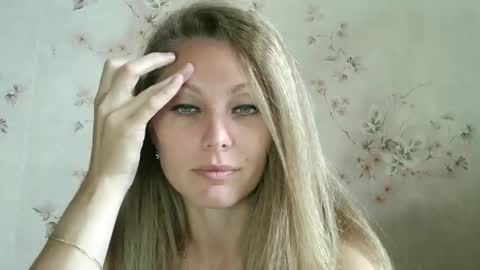 Snapshot of roxyfox18x01 chatting on 09.29.25 roxyfox18x01 online show from 09.29.25