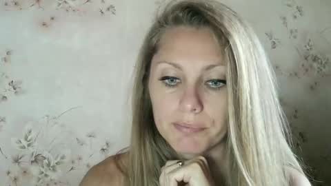 Snapshot of roxyfox18x01 chatting on 09.30.25 roxyfox18x01 online show from 09.30.25