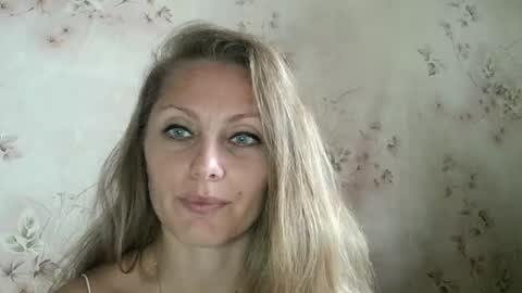 Snapshot of roxyfox18x01 chatting on 10.02.25 roxyfox18x01 online show from 10.02.25