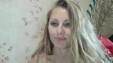 Snapshot of roxyfox18x01 chatting on 10.04.25 roxyfox18x01 online show from 10.04.25