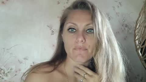 Snapshot of roxyfox18x01 chatting on 10.06.25 roxyfox18x01 online show from 10.06.25