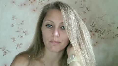 Snapshot of roxyfox18x01 chatting on 10.07.25 roxyfox18x01 online show from 10.07.25