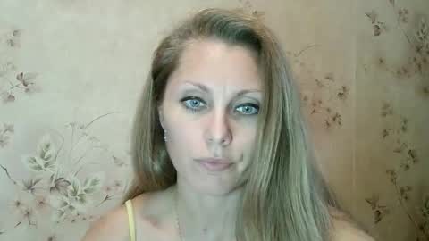 Snapshot of roxyfox18x01 chatting on 10.11.25 roxyfox18x01 online show from 10.11.25