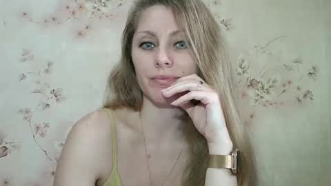 Snapshot of roxyfox18x01 chatting on 12.14.25 roxyfox18x01 online show from 12.14.25