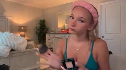 Snapshot of roxyrain2736 chatting on 11.28.25 Roxy Rain online show from 11.28.25