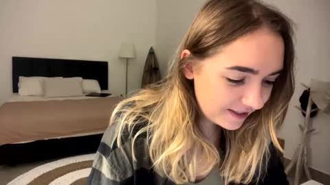Snapshot of roxysweetdream chatting on 03.22.26 Roxy online show from 03.22.26