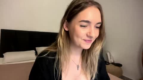 Snapshot of roxysweetdream chatting on 04.17.26 Roxy online show from 04.17.26