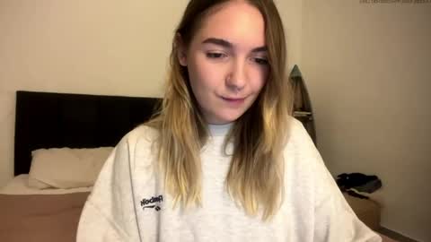 Snapshot of roxysweetdream chatting on 04.28.26 Roxy online show from 04.28.26