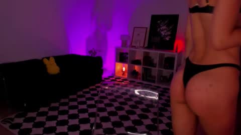 Snapshot of roxyy_x chatting on 02.23.26 val online show from 02.23.26