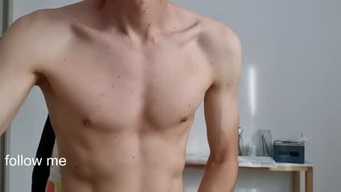 Snapshot of royyourtoy chatting on 04.05.26 Roy online show from 04.05.26