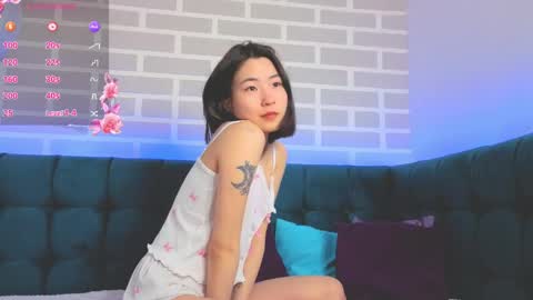 Snapshot of runi_asian chatting on 05.19.26 Runi online show from 05.19.26