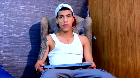 Snapshot of russell_adams_ chatting on 02.07.25 R U S S E L L online show from 02.07.25