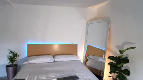 Snapshot of russell_adams_ chatting on 09.11.25 R U S S E L L online show from 09.11.25