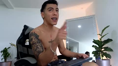 Snapshot of russell_adams_ chatting on 09.28.25 R U S S E L L online show from 09.28.25