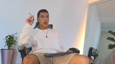 Snapshot of russell_adams_ chatting on 10.05.25 R U S S E L L online show from 10.05.25