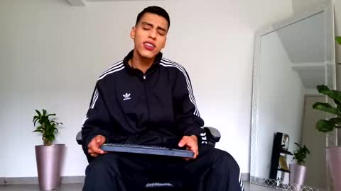 Snapshot of russell_adams_ chatting on 10.16.25 R U S S E L L online show from 10.16.25