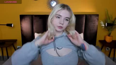 Snapshot of ruthbryant chatting on 11.25.25 ruthbryant online show from 11.25.25