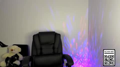 Snapshot of ruthless_111 chatting on 10.30.25 Nika online show from 10.30.25