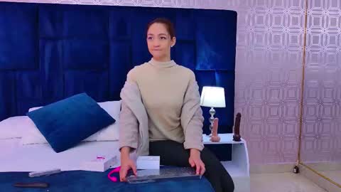 Snapshot of saara_brown chatting on 11.08.25 Saara Brown online show from 11.08.25