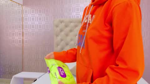 Snapshot of saara_brown chatting on 11.09.25 Saara Brown online show from 11.09.25