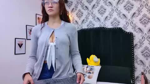 Snapshot of saara_brown chatting on 11.12.25 Saara Brown online show from 11.12.25