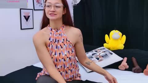 Snapshot of saara_brown chatting on 11.20.25 Saara Brown online show from 11.20.25