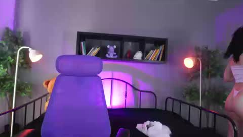 Snapshot of sabrina_bloom_ chatting on 09.25.25 sabri online show from 09.25.25