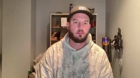 Snapshot of sacredroses chatting on 12.18.25 sacredroses online show from 12.18.25