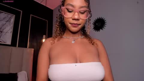 Snapshot of sade_jackson1 chatting on 11.20.25 Sophie online show from 11.20.25