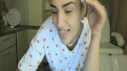 Snapshot of safari_xx chatting on 11.21.25 Queen online show from 11.21.25