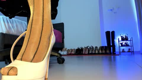 Snapshot of sali_g chatting on 10.12.25 Sali G online show from 10.12.25