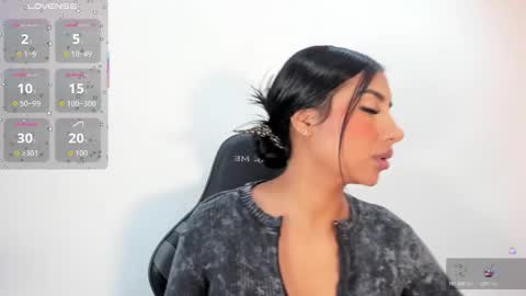 Snapshot of salomebell chatting on 12.22.25 online show from 12.22.25