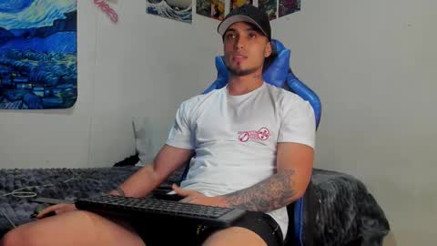 Snapshot of salvatore_dereck chatting on 10.22.25 online show from 10.22.25