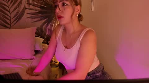 Snapshot of samaantha_white_ chatting on 06.24.26 Samaantha online show from 06.24.26