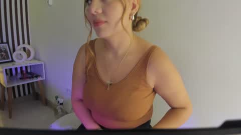 Snapshot of samaantha_white_ chatting on 07.15.26 Samaantha online show from 07.15.26