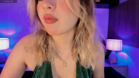 Snapshot of samanta_bone chatting on 02.10.25 Samanta online show from 02.10.25