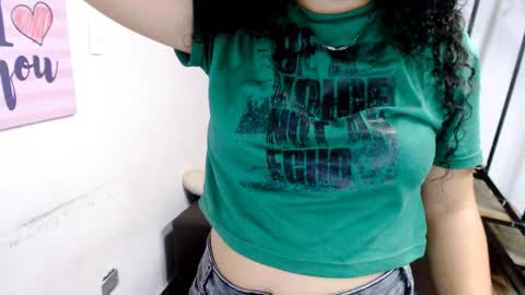 Snapshot of samantha2girl chatting on 01.22.25 samantha online show from 01.22.25