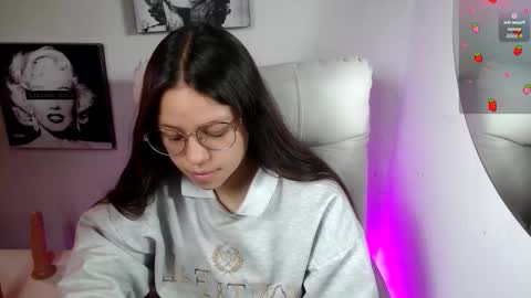 Snapshot of samantharoldan chatting on 11.10.25 Samantha online show from 11.10.25