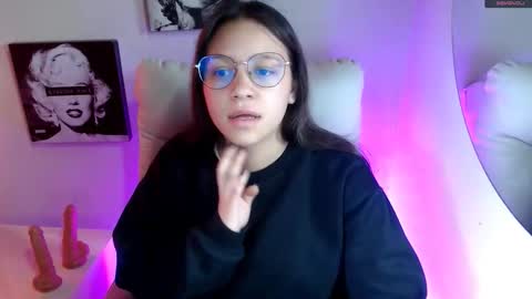 Snapshot of samantharoldan chatting on 11.22.25 Samantha online show from 11.22.25