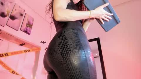 Snapshot of samanttamilf chatting on 10.30.25 samanttamilf online show from 10.30.25