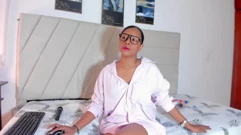 samaraa_smith1 online show from 05.19.26