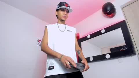 Snapshot of samuel_suarez chatting on 05.21.26 online show from 05.21.26