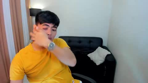 Snapshot of samuelangelo chatting on 02.04.25 Sam online show from 02.04.25