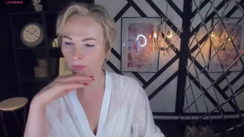 Snapshot of sandra_kind chatting on 01.28.25 Sandra online show from 01.28.25